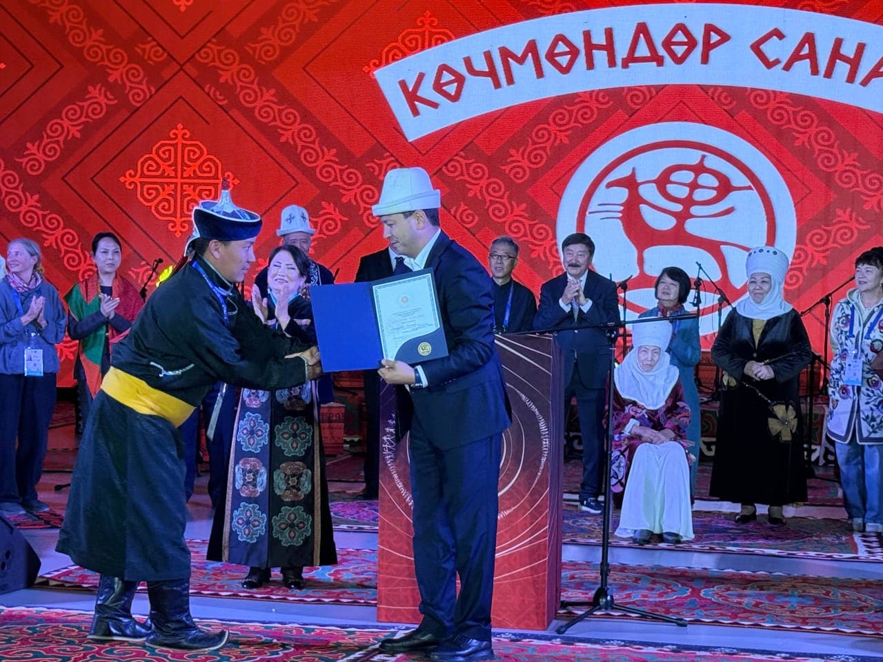 «КӨЧМӨНДӨР САНАТЫ» ЭЛ АРАЛЫК САЛТТУУ МУЗЫКА ФЕСТИВАЛЫНЫН ЖЕҢҮҮЧҮЛӨРҮ СЫЙЛАНДЫ — 2